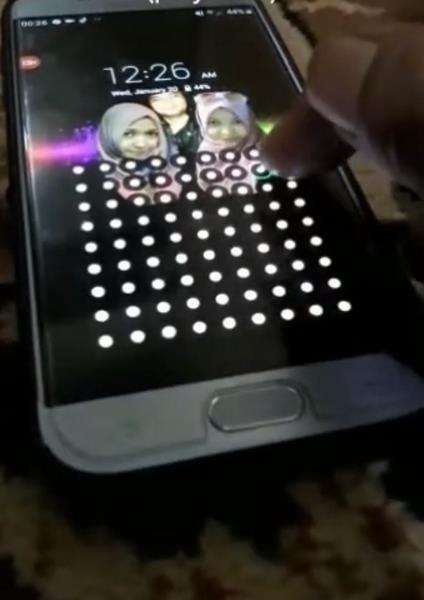 Banyak banget titik yang harus dihubungkan jadi pola garis. Banyak banget titik yang harus dihubungkan jadi pola garis.