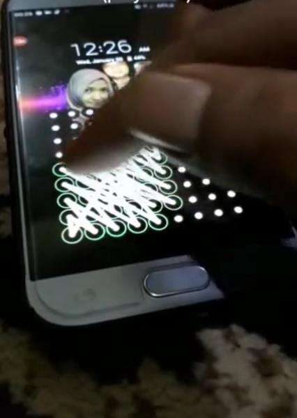 Pola lockscreen ponsel ini malah bikin pusing. Pola lockscreen ponsel ini malah bikin pusing.