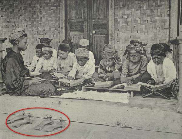 Teklek atau terompah jaman lawas beda banget dengan model yang sekarang.