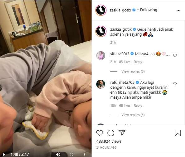 Zaskia Gotik mengaji bareng putrinya