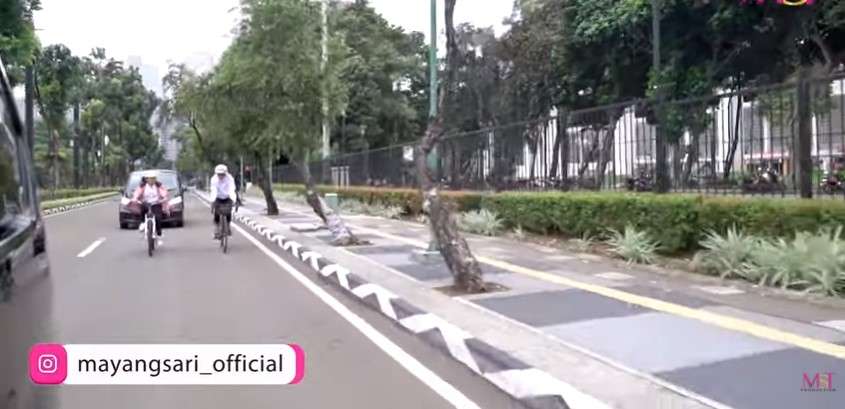 Mayangsari dan arzaki sepedaan dikawal