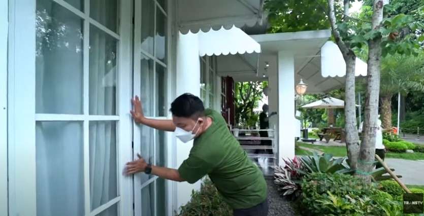 Merry mencoba mmebuka paksa jendela