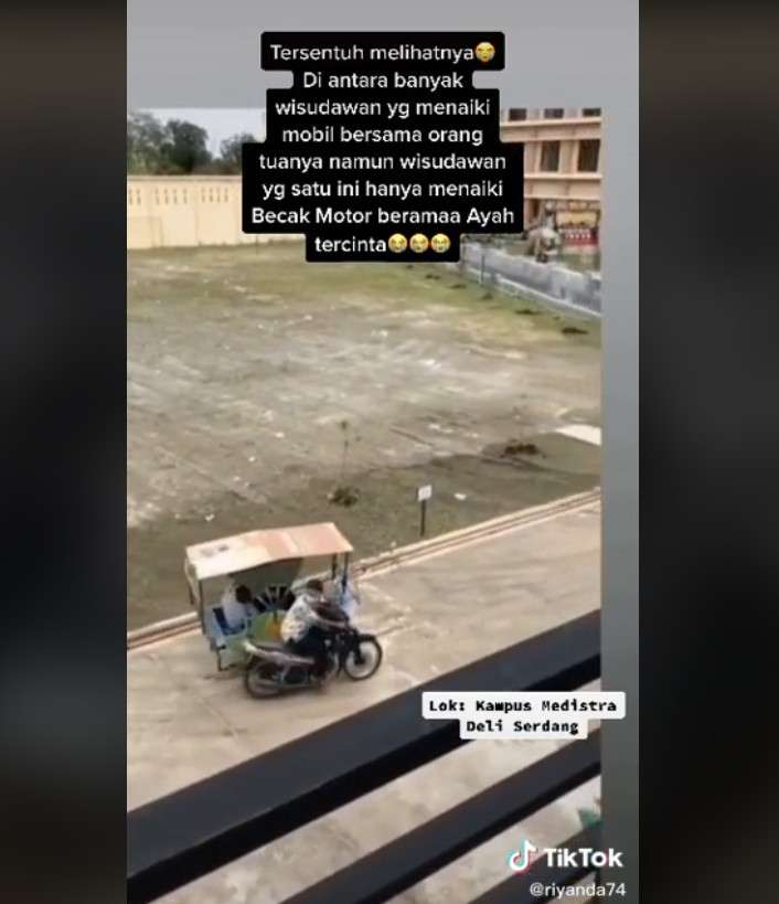 Ayah naik betor antarkan anak wisuda