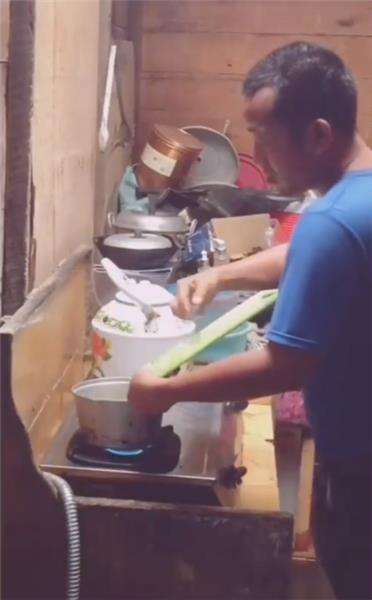 Suami masak buat istri baru melahirkan.