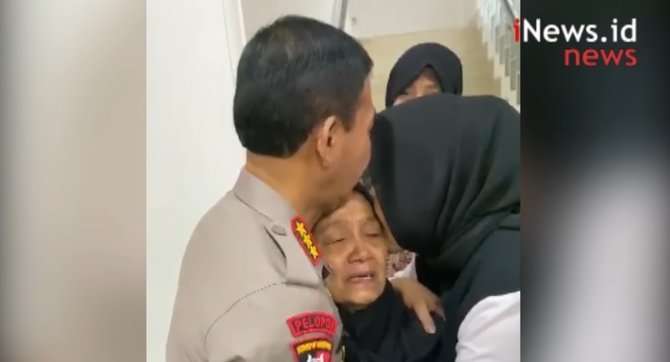 Istri dan ibu Jenderal Idham Aziz