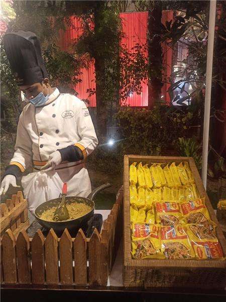 Mie instan jadi primadona di antara makanan katering lainnya.