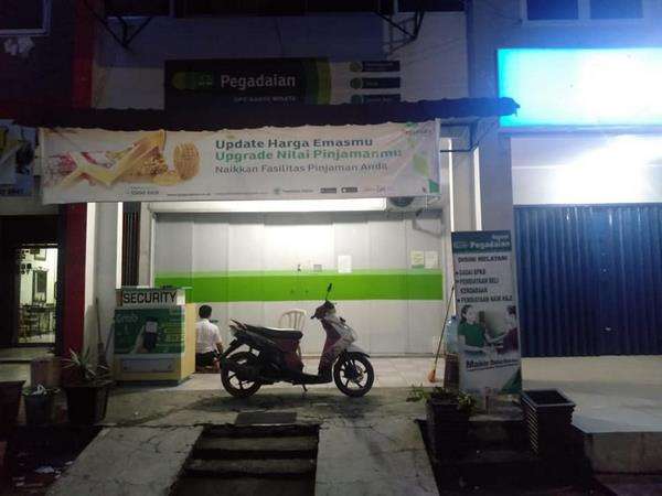 Sesibuk-sibuknya kerja, dia masih ingat ibadahnya.