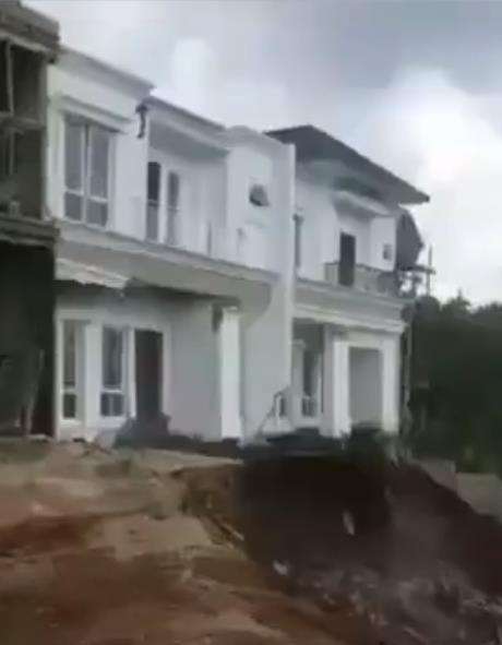 Rumah megah dibangun di atas lahan berbukit-bukit.