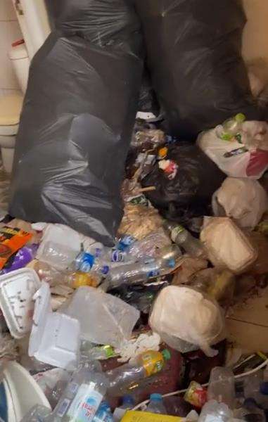 Kondisi rumah kos yang sangat mengenaskan.