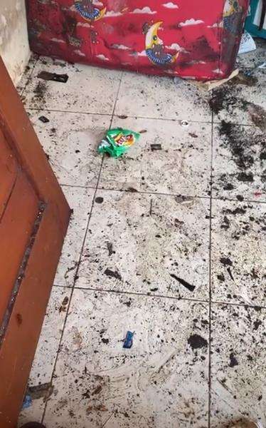 Lantainya terlihat sangat kotor, penuh sampah.