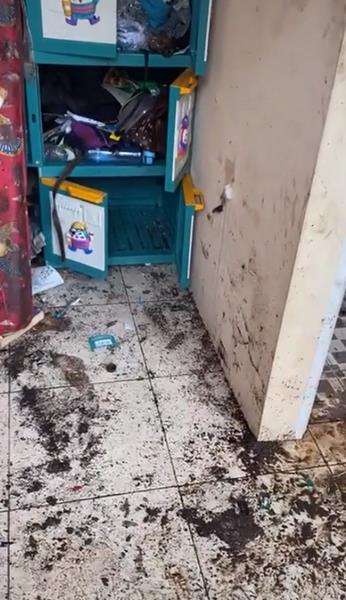 Rumah kos seperti tempat sampah.