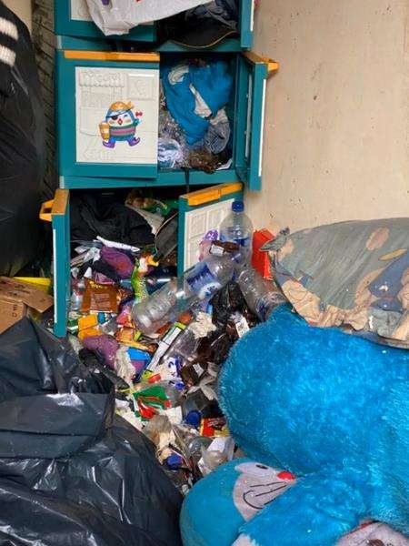 Yang menempati rumah kos ini seorang perempuan.