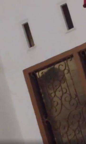 Ada bayangan turun dekat jendela rumah kos.
