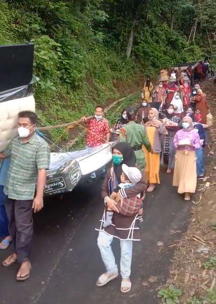 Dikira sedang evakuasi pengungsi longsor atau banjir.