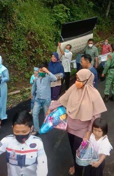 Dikira rombongan pengungsi longsor atau banjir.