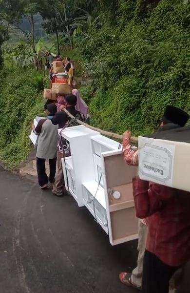 Terpaksa diangkut karena sulitnya akses ke rumah mempelai wanita.
