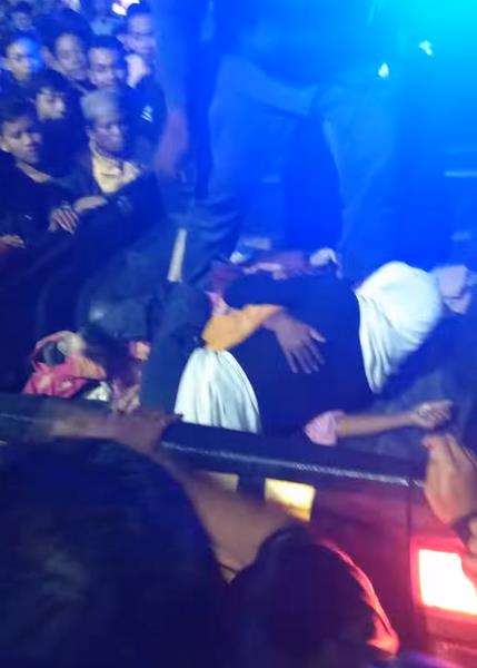 Dua sejoli diangkut mobil polisi karena gencet saat berhubungan intim.