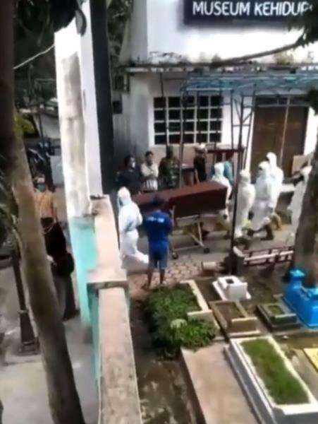 Petugas memindahkan peti karena salah jenazah.