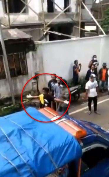 Keluarga dari jenazah mengamuk ke petugas.