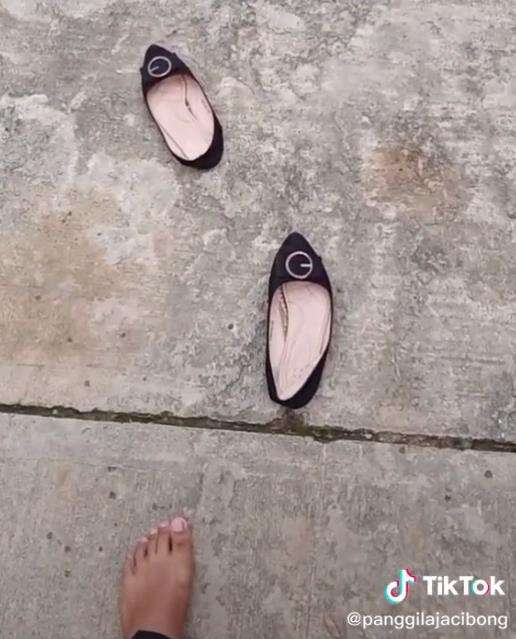 Pulang Jumatan sandal hiilang, diganti flat shoes.