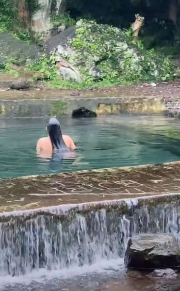 Sosok seksi itu membasahi rambut panjangnya.