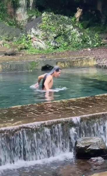 Penonton kecewa, ternyata sosok seksi itu seorang pria.