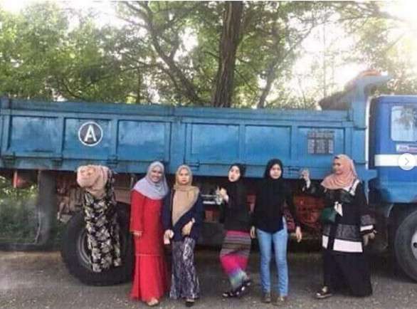 Pose yang tak biasa.