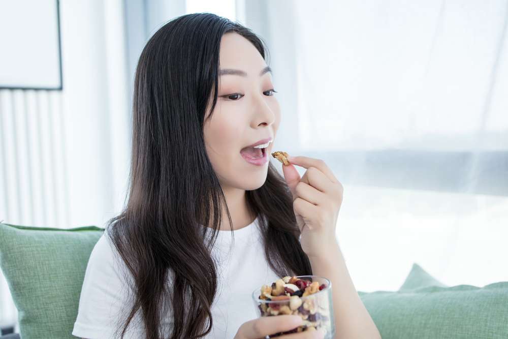 Mengonsumsi Makanan Sehat