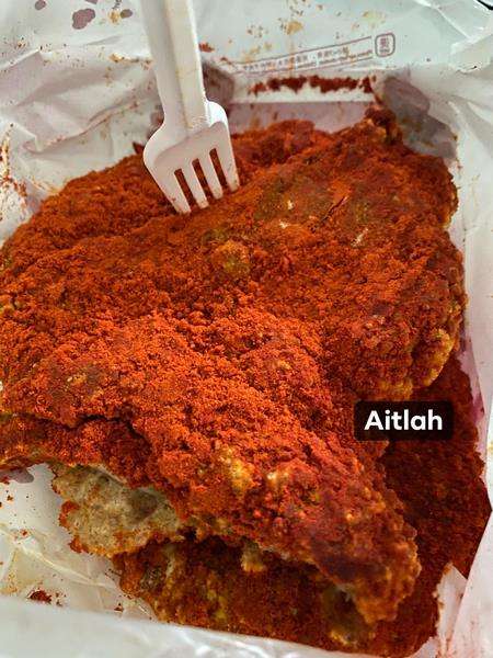 Saat datang, ayam goreng seperti mandi bubuk cabai.