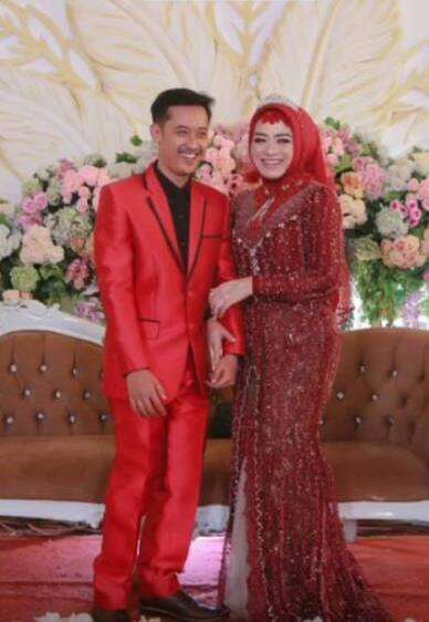 Foto pernikahan Putri dan suaminya.