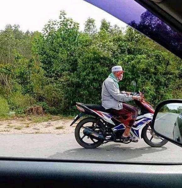 Dari kejauhan, wajahnya tampak aneh.