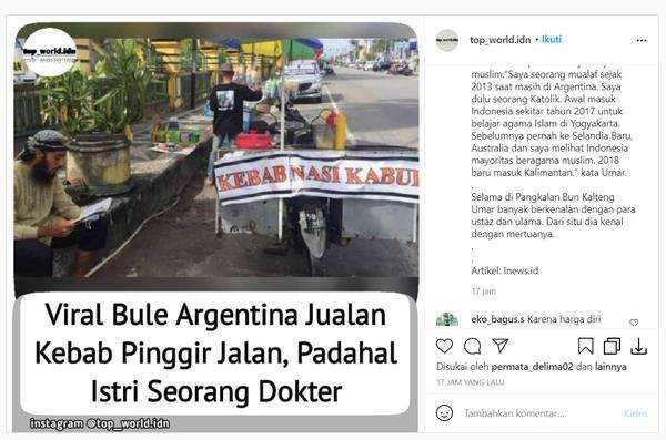 Umar sedang mengaji di sela berjualan kebab dan nasi kebuli pinggir jalan.