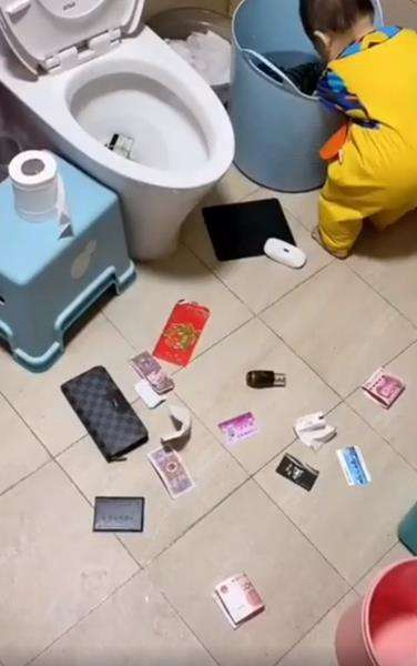 Begini jadinya kalau balita bermain di kamar mandi.