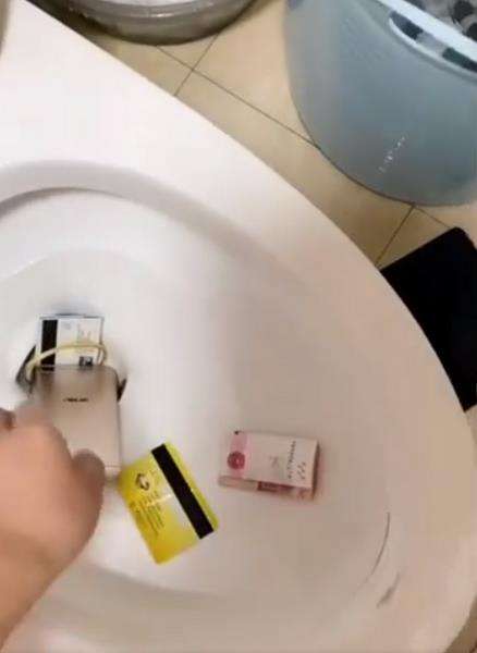 HP, uang, gelang sampai kartu kredit direndam di toilet.