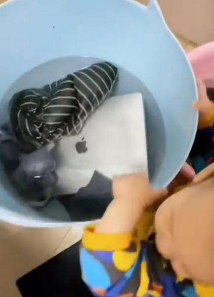 Bikin syok, sebuah iPad juga ikut direndam.