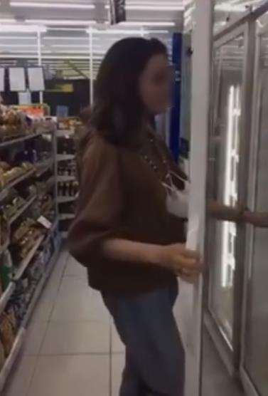 Aksi konyol gadis cuma cicipi minuman di minimarket.