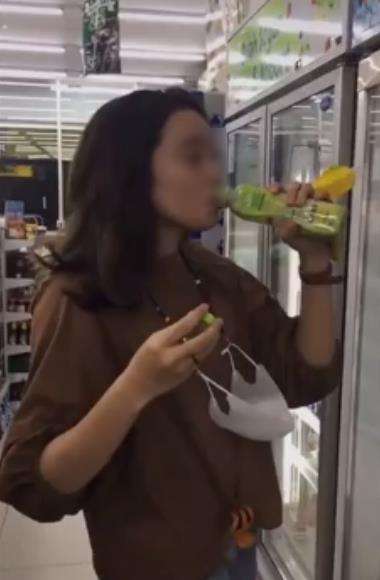 Usai mencicipi minuman, dia mengembalikan lagi ke dalam kulkas.