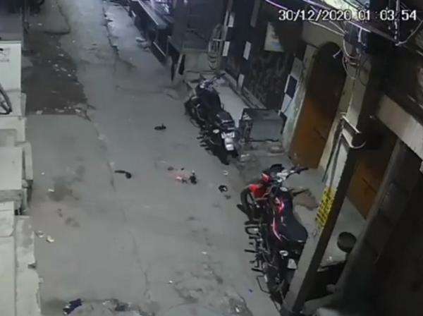 Motor diparkir di gang sempit.