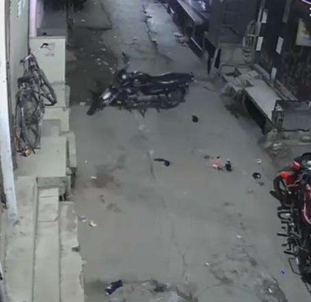 Motor itu berjalan sendiri seolah mau balik arah.