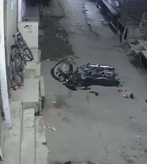 Belum sempat balik arah, motor aneh itu roboh.