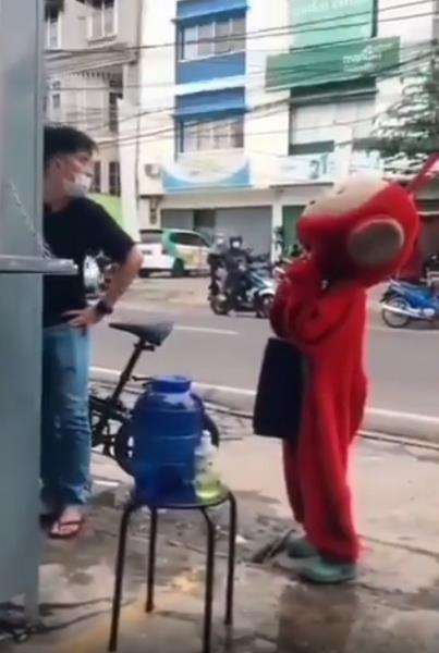 Badut Teletubbies itu terus menatap ke arah warung Bubble Tea.
