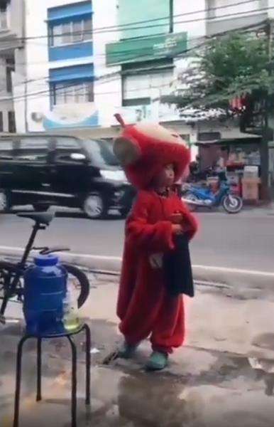 Ternyata yang jadi badut itu masih anak-anak.