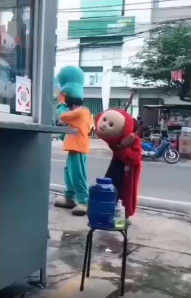Teman badut itu ternyata kakaknya.