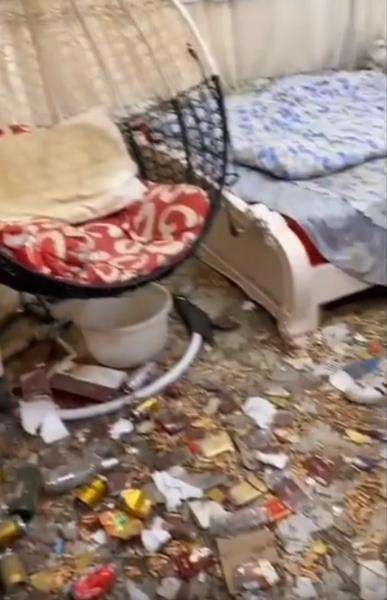 Kondisi di bawah kursi malas yang tak ada bedanya.