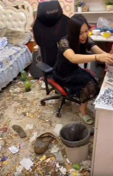 Inilah pemilik kamar yang jorok itu.