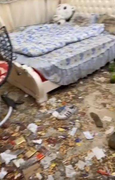 Kondisi kamar wanita yang jorok dan penuh sampah.