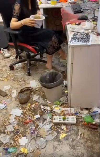 Begitu buka pintu kamar disambut pemandangan menjijikkan.