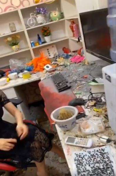 Kondisi di atas mejanya juga tampak berantakan.