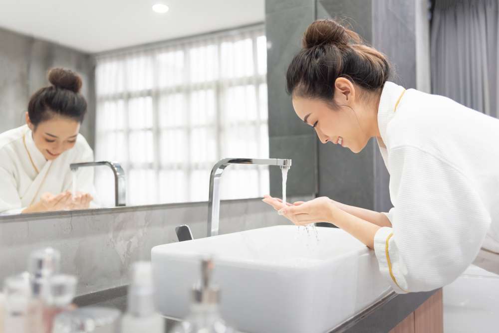 Tips Wujudkan Wajah Glowing dan Kenyal, Rutin Cuci Wajah Jadi Rahasianya