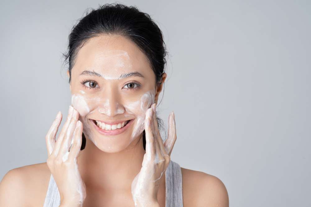 Tips Wujudkan Wajah Glowing dan Kenyal, Rutin Cuci Wajah Jadi Rahasianya